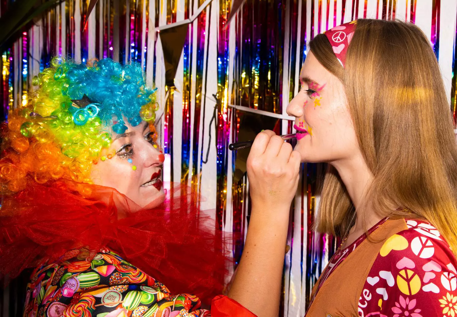 Decoração de Carnaval - Pessoas fantasiadas e com decoração de carnaval.