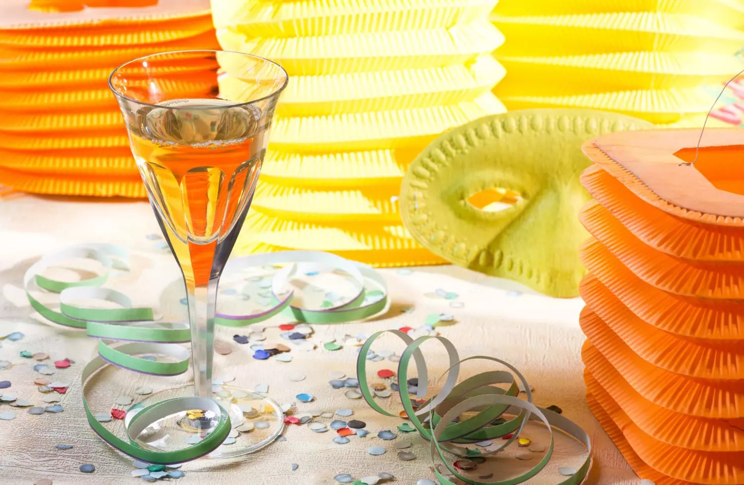 Decoração de Carnaval - Mesa enfeitada com bebidas para decoração de carnaval.