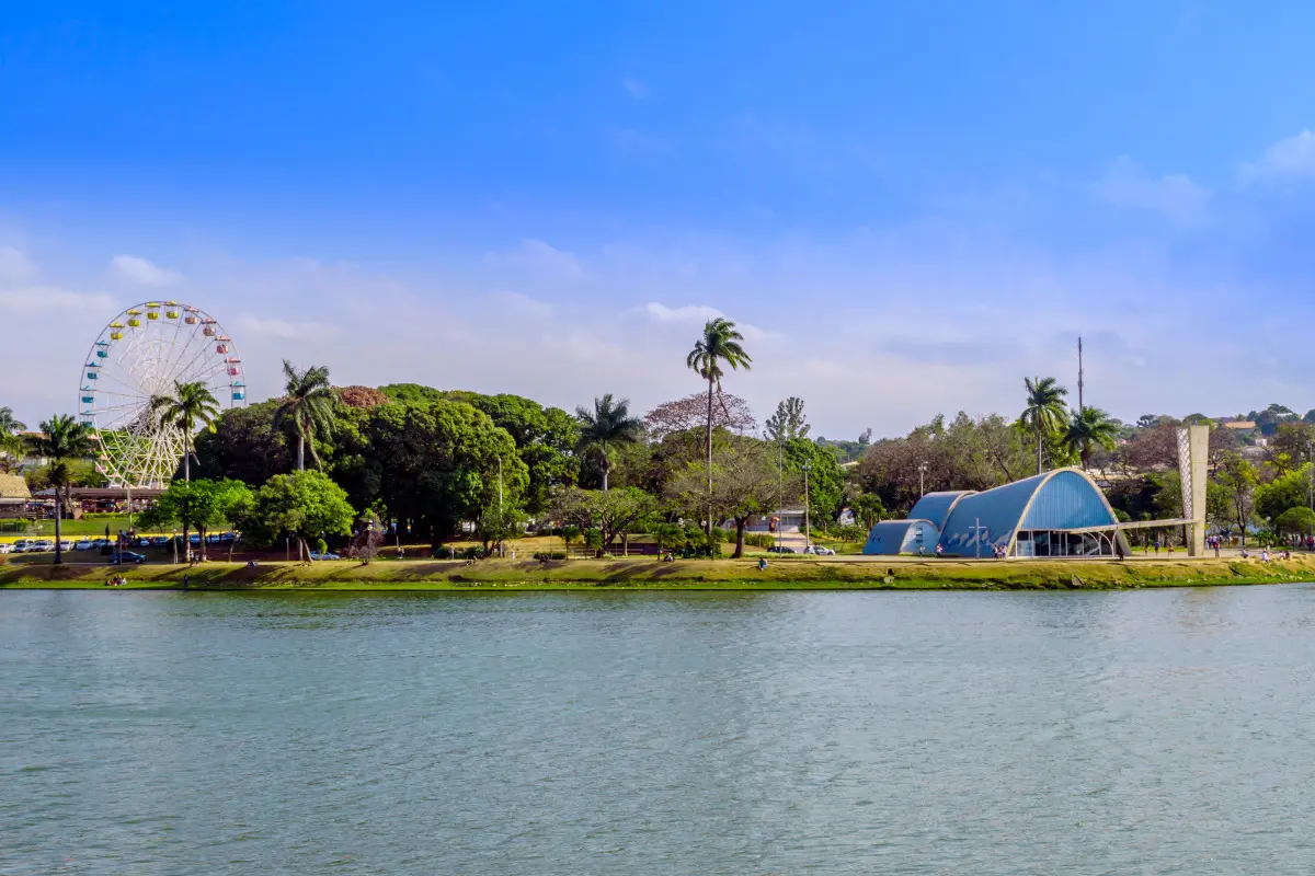 Morar em Belo Horizonte: Conheça regiões mais valorizadas Imagem da Lagoa da Pampulha e igreja. Imagem ilustrativa para texto morar em Belo Horizonte.