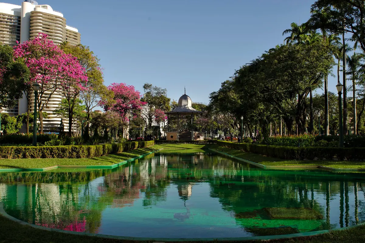 Morar em Belo Horizonte: Conheça regiões mais valorizadas Paisagem da Praça da Liberdade. Imagem ilustrativa para texto morar em Belo Horizonte.