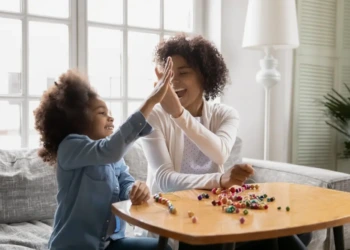 4 brincadeiras para pais e filhos se divertirem juntos em casa!