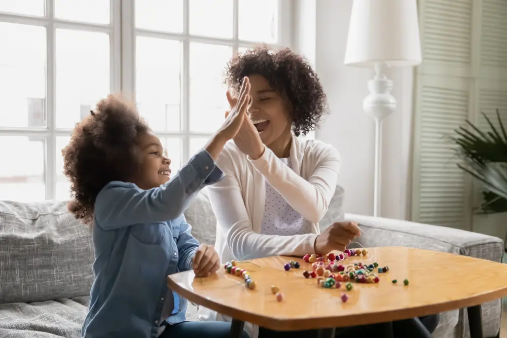 4 brincadeiras para pais e filhos se divertirem juntos em casa! Riva Incorporadora