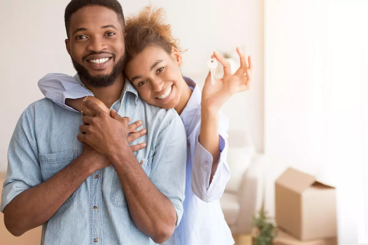 Mudança na faixa de renda no Casa Verde e Amarela: entenda as atualizações Casal feliz com chave de casa própria. Imagem ilustrativa para texto mudança na faixa de renda.