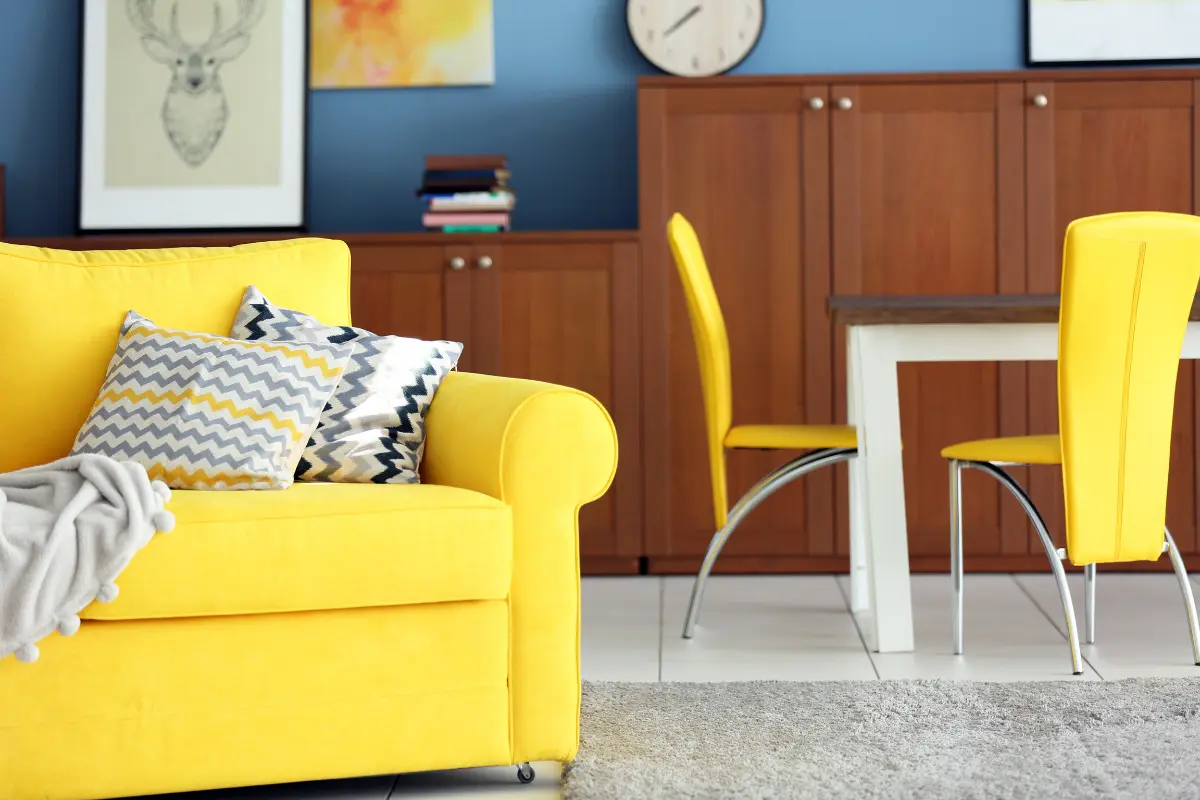 Quanto custa mobiliar um apartamento? Saiba como se planejar financeiramente! sala de apartamento com móveis coloridos.
