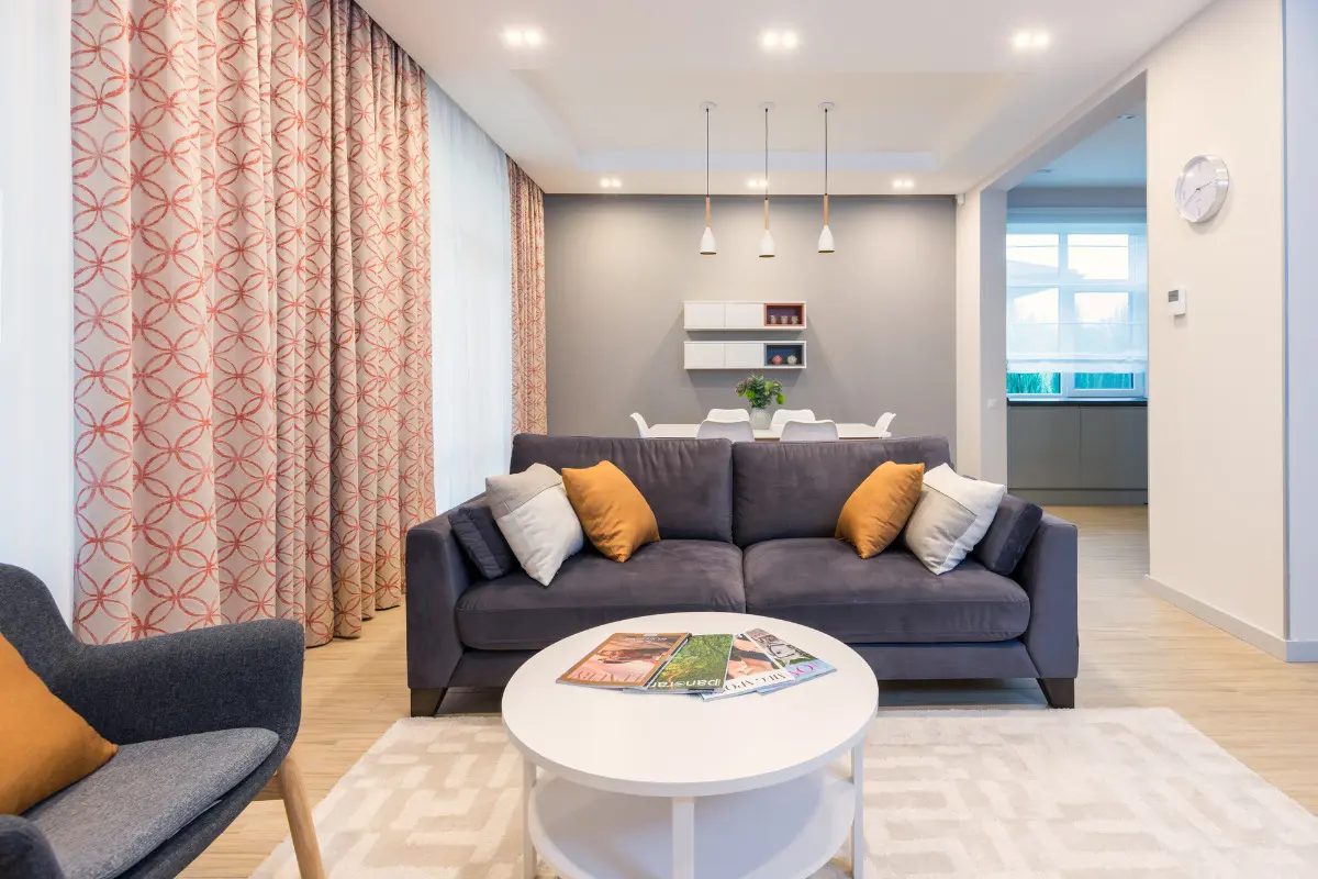 Quanto custa mobiliar um apartamento? Saiba como se planejar financeiramente! sala de apartamento com sofá, mesa e decoração. Imagem ilustrativa para texto quanto custa mobiliar um apartamento.