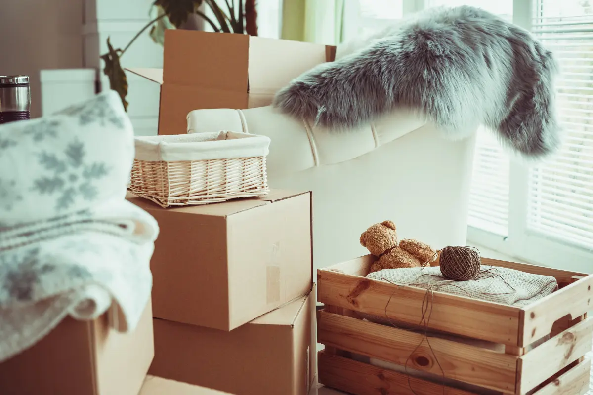 Mudança de casa: confira um guia para se preparar! Caixas e itens empacotados durante a mudança de casa.