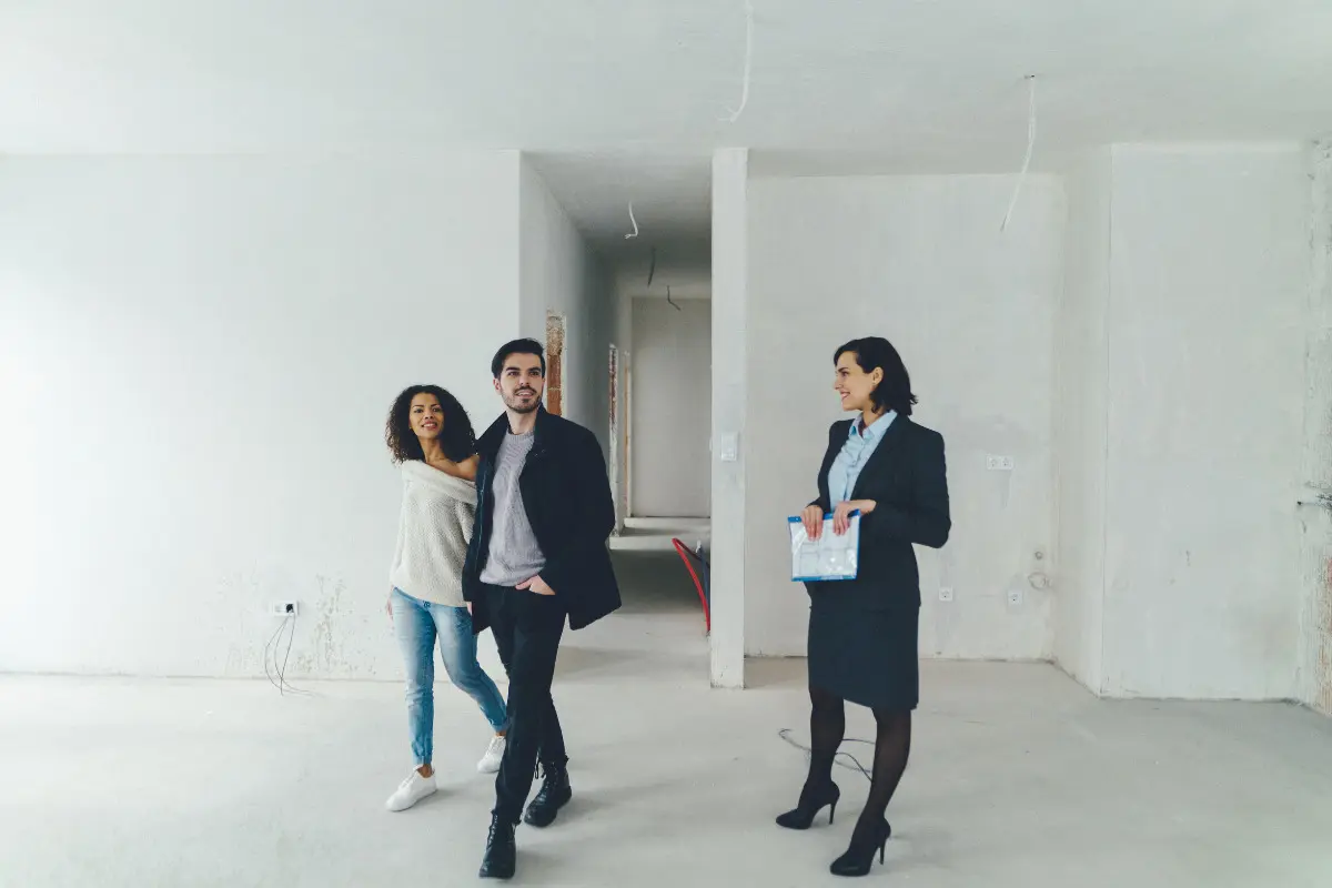 Casal visitando um imóvel. Imagem ilustrativa para texto mudar de cidade.