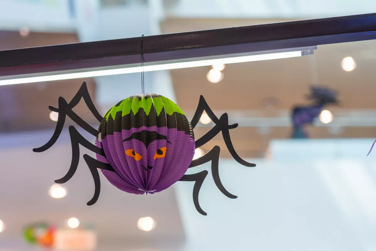 Decoração de Halloween simples: confira dicas para aproveitar a data aranha feita de papel para decoração. Imagem ilustrativa para texto decoração halloween simples.