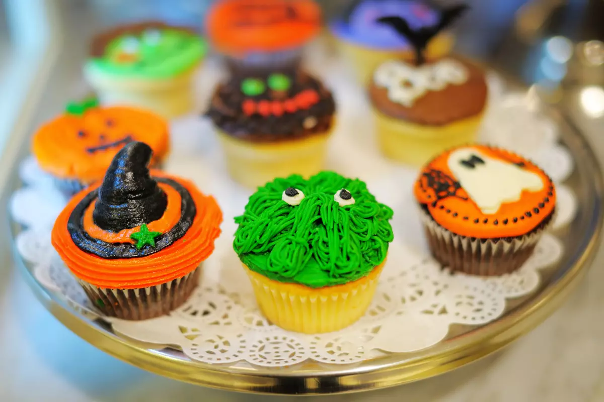 Decoração de Halloween simples: confira dicas para aproveitar a data cupcakes enfeitados para festa. Imagem ilustrativa para texto decoração halloween simples.