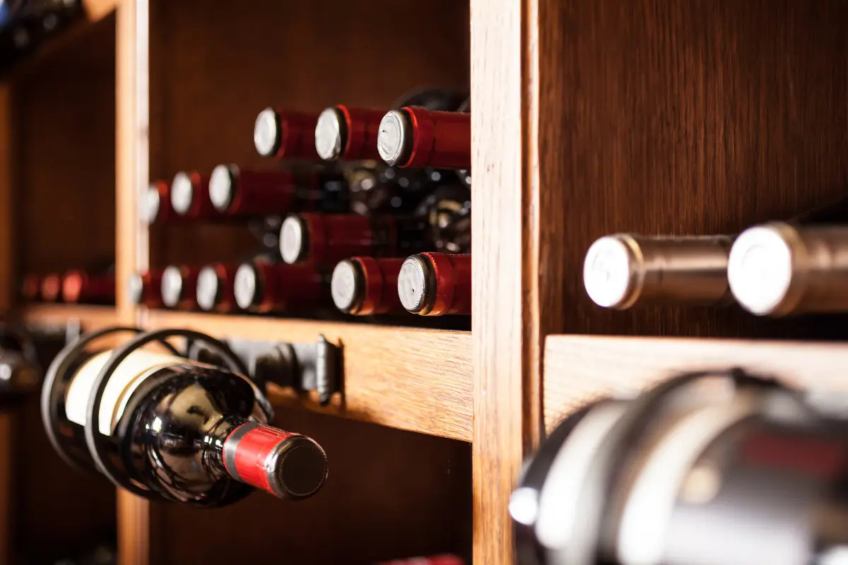 Adega para sala: saiba como criar o espaço ideal no seu lar! garrafas de vinho armazenadas.