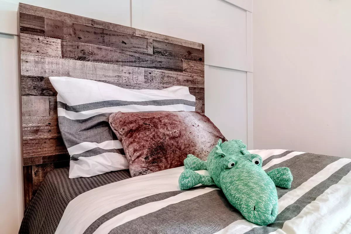 Cama e cabeceira de madeira escura. Imagem ilustrativa para texto cabeceiras criativas e baratas.
