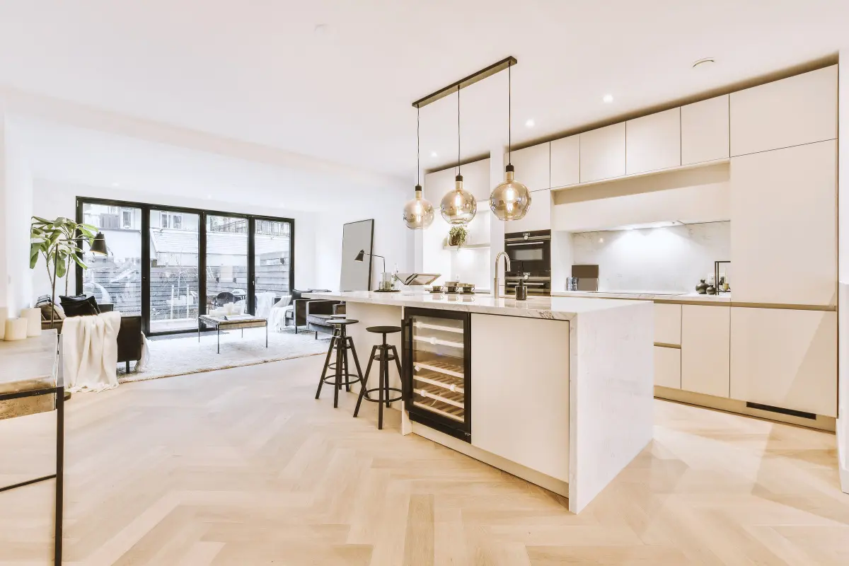Sala e cozinha integrada: confira as melhores dicas para decorar o ambiente sala e cozinha integrada e com pequena ilha ao centro.