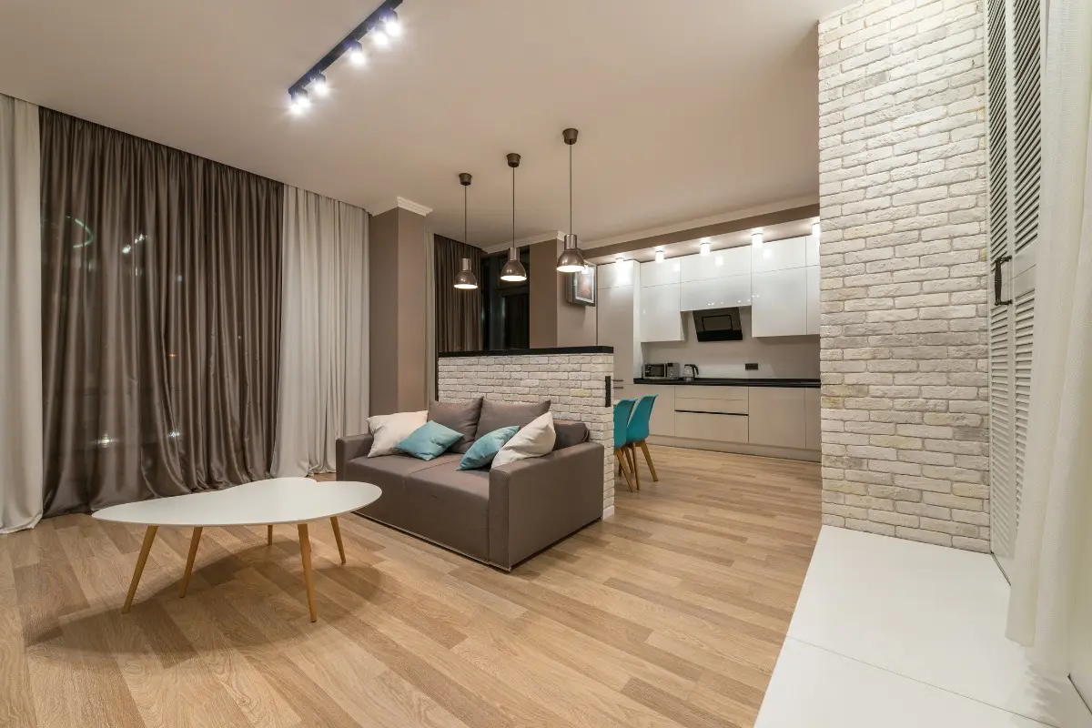 Sala e cozinha integrada: confira as melhores dicas para decorar o ambiente Sofá em sala com cozinha ao fundo. Imagem ilustrativa para texto sala e cozinha integrada.