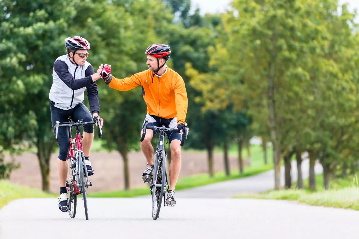 amigos conferindo os benefícios de andar de bicicleta.