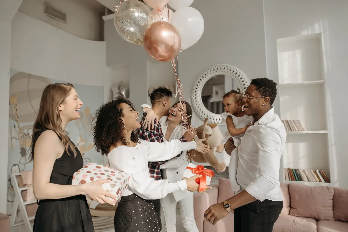 Chá de revelação simples - amigos comemorando com balões em um chá revelação.