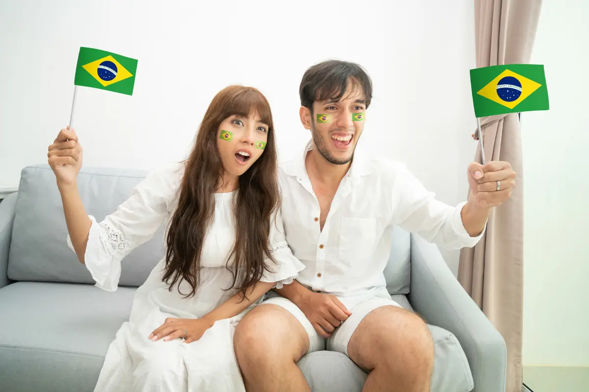 Torcedores com bandeirinhas. Imagem ilustrativa para texto decoração copa do mundo.