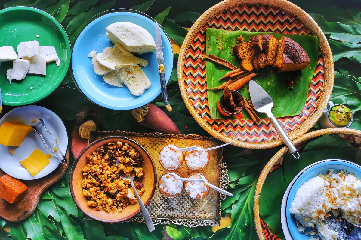 Mesa montada com pratos variados.