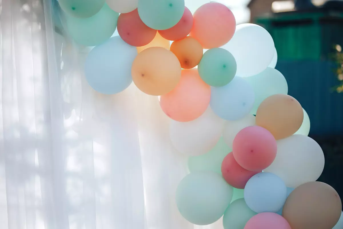 Como fazer uma decoração de aniversário simples: confira dicas! arco de balões coloridos.