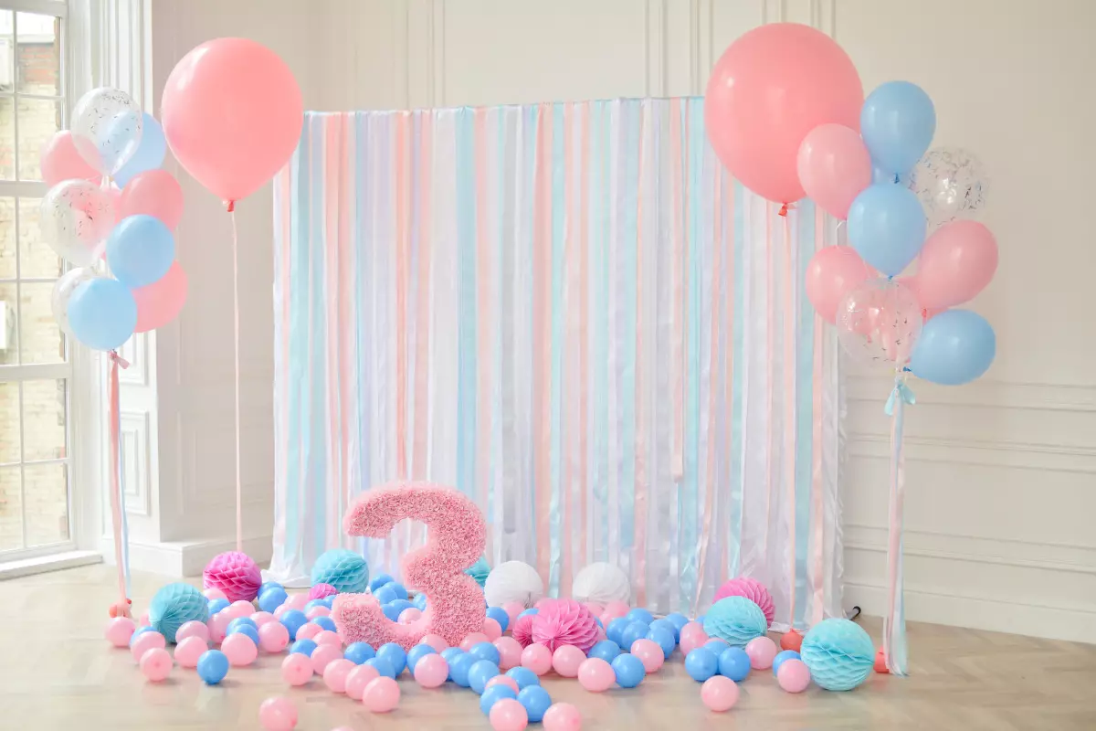 Como fazer uma decoração de aniversário simples: confira dicas! balões e fitas em aniversário infantil.