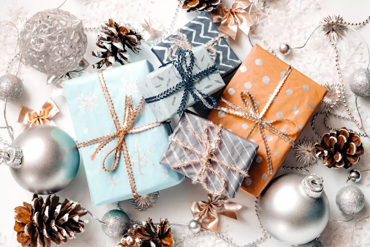 Decoração de Natal: confira como é simples inovar e entrar no clima Muitos presentes e enfeites de decoração de natal.