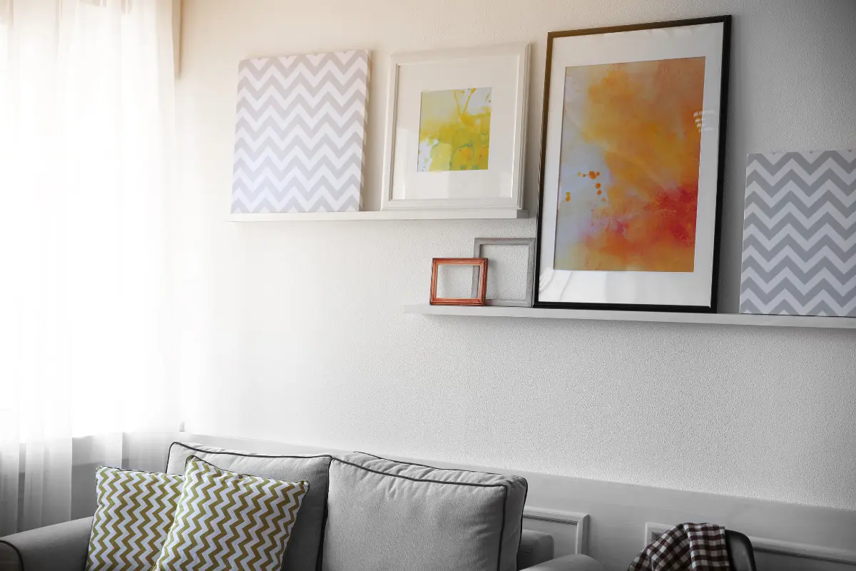 sala de estar com quadros decorativos na parede
