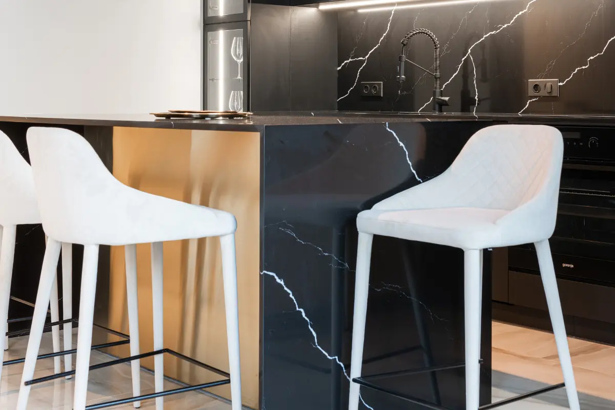 Tipos de mármore: conheça as diferenças e como escolher a melhor opção Bancada de cozinha preta.