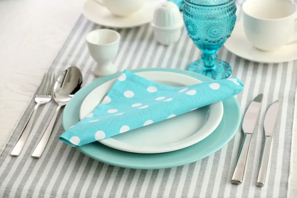 mesa posta simples com objetos na cor azul.