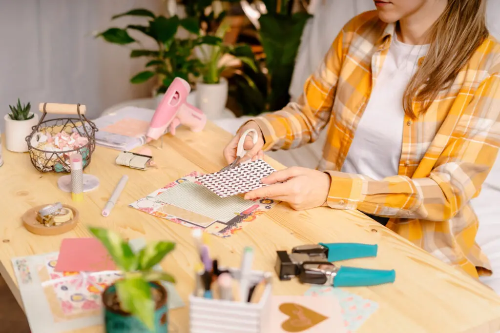 Bricolagem: entenda o conceito e confira ideias para aplicar em casa Mulher fazendo bricolagem