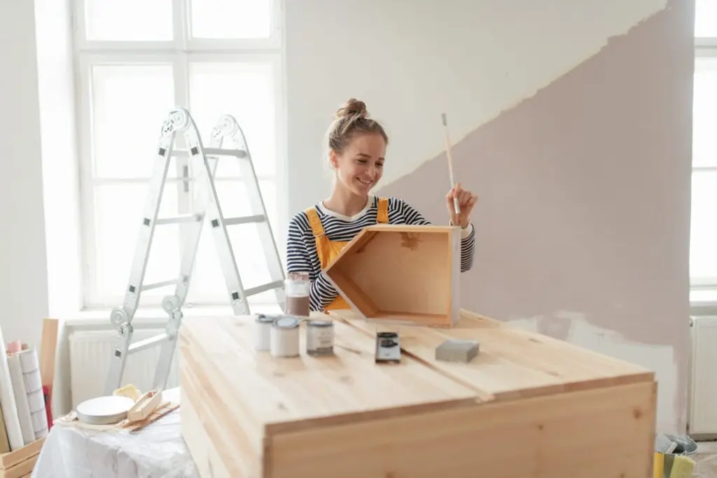 Bricolagem: entenda o conceito e confira ideias para aplicar em casa Mulher fazendo DIY