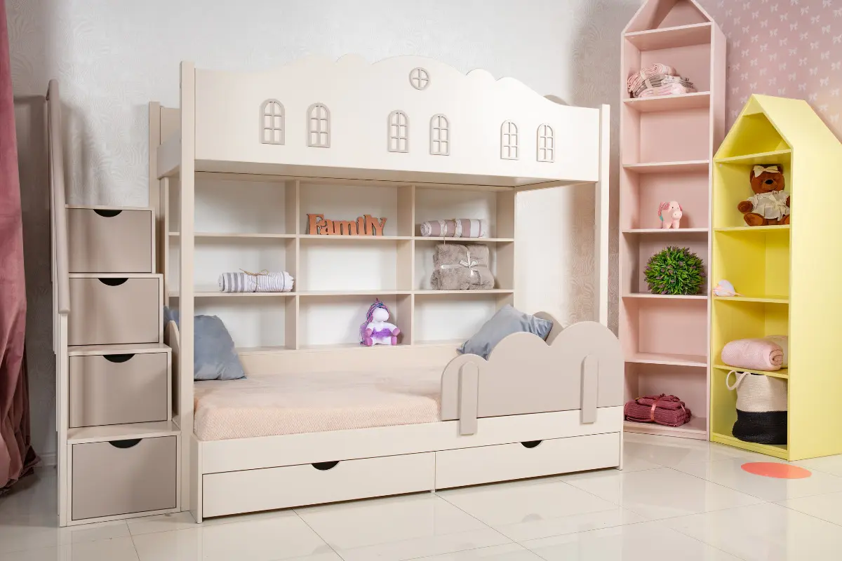 Quarto compartilhado de irmãos: saiba como organizar e ter um ambiente confortável Cama e estantes em um quarto compartilhado irmãos.