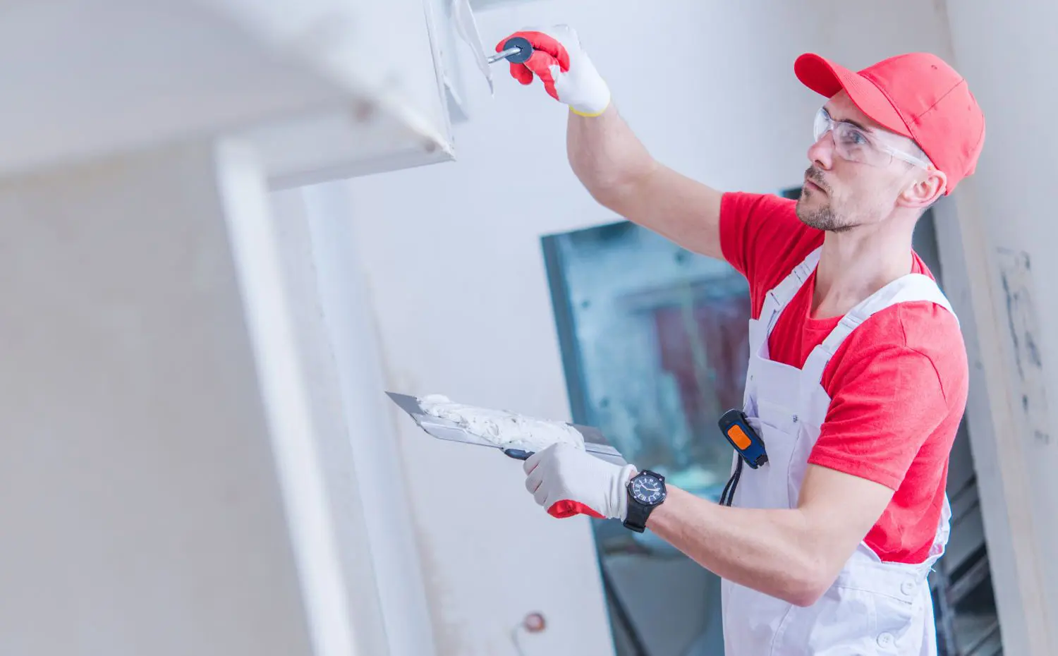 Drywall: conheça as características e cuidados com o material profissional mexendo em detalhes para a instalação de drywall.