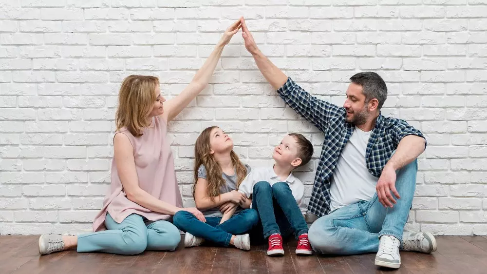 Família feliz em novo lar. Imagem ilustrativa para texto habitação de interesse social.