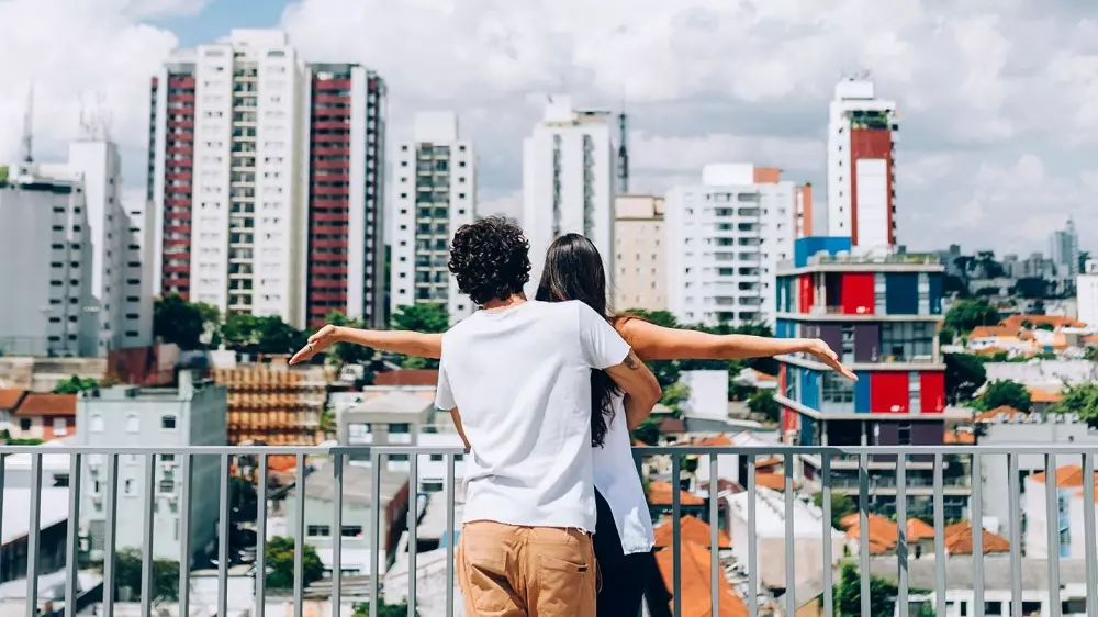 Jardim Planalto em São Paulo: conheça tudo sobre o bairro casal feliz olhando a vista da cidade. Imagem ilustrativa para texto jardim planalto.