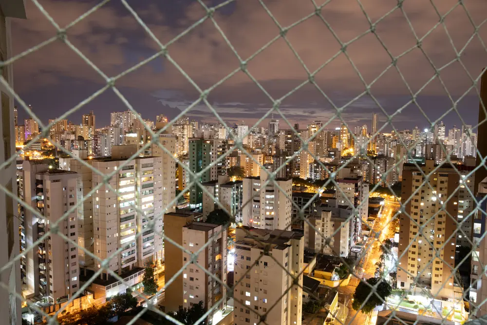 Tela de proteção: segurança e tranquilidade para o seu lar Tela de proteção em apartamento à noite