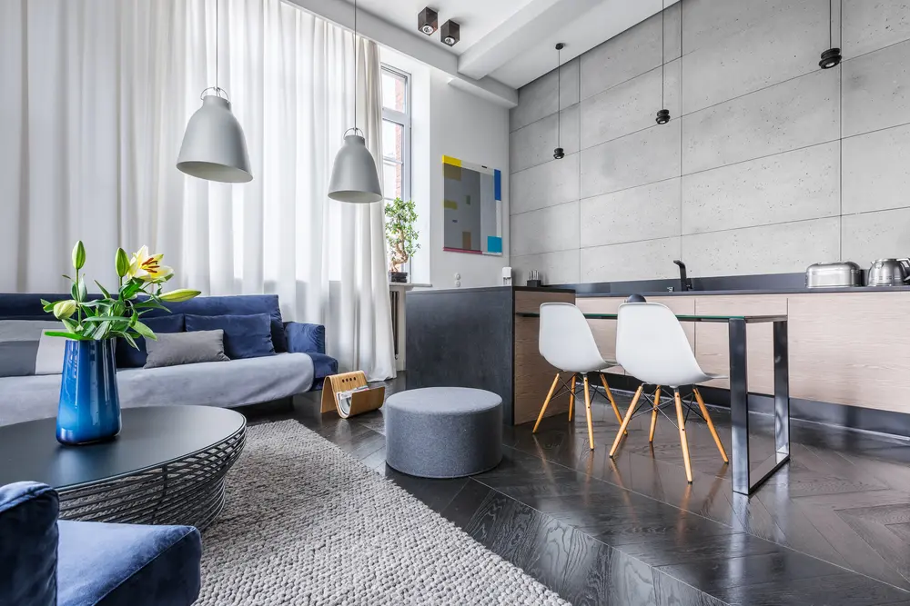 Apartamento com espaço integrado da cozinha com a sala, no estilo de decoração industrial