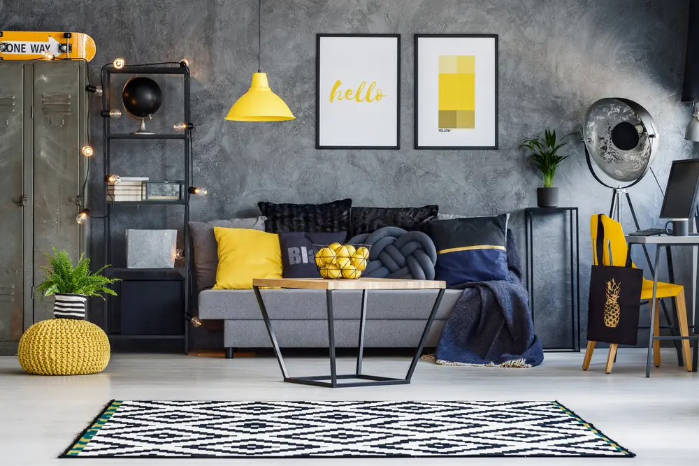 Decoração industrial na sala com cores vibrantes