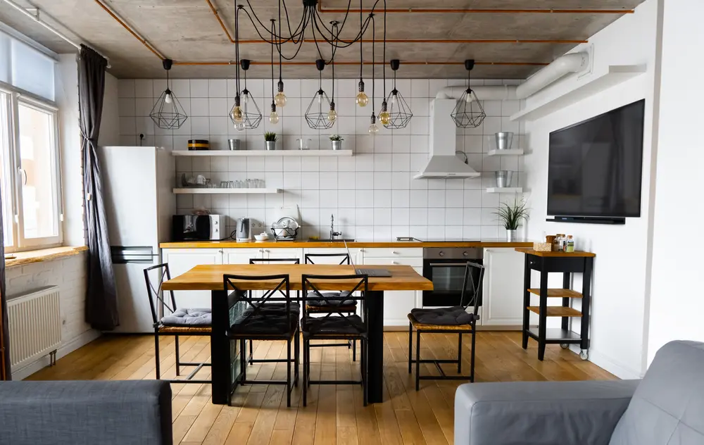 Decoração industrial em uma cozinha, com luminárias de metal