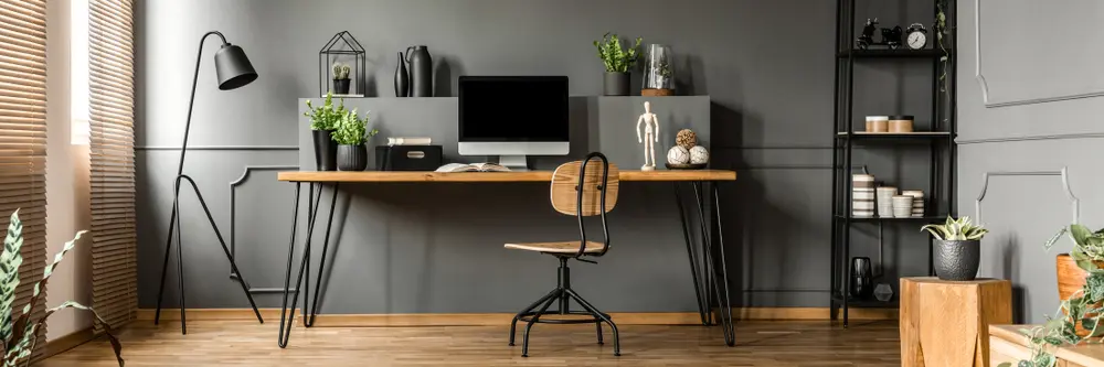 Decoração industrial em um escritório home office, com móveis de madeira