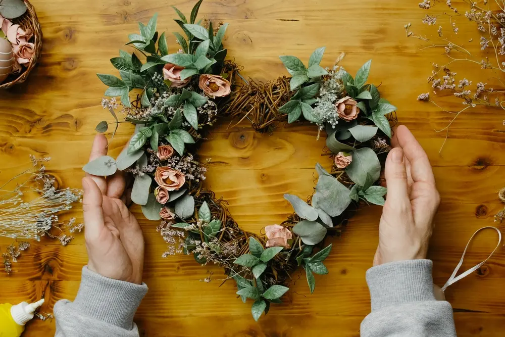 Guirlanda de flores para a decoração do Dia dos Namorados