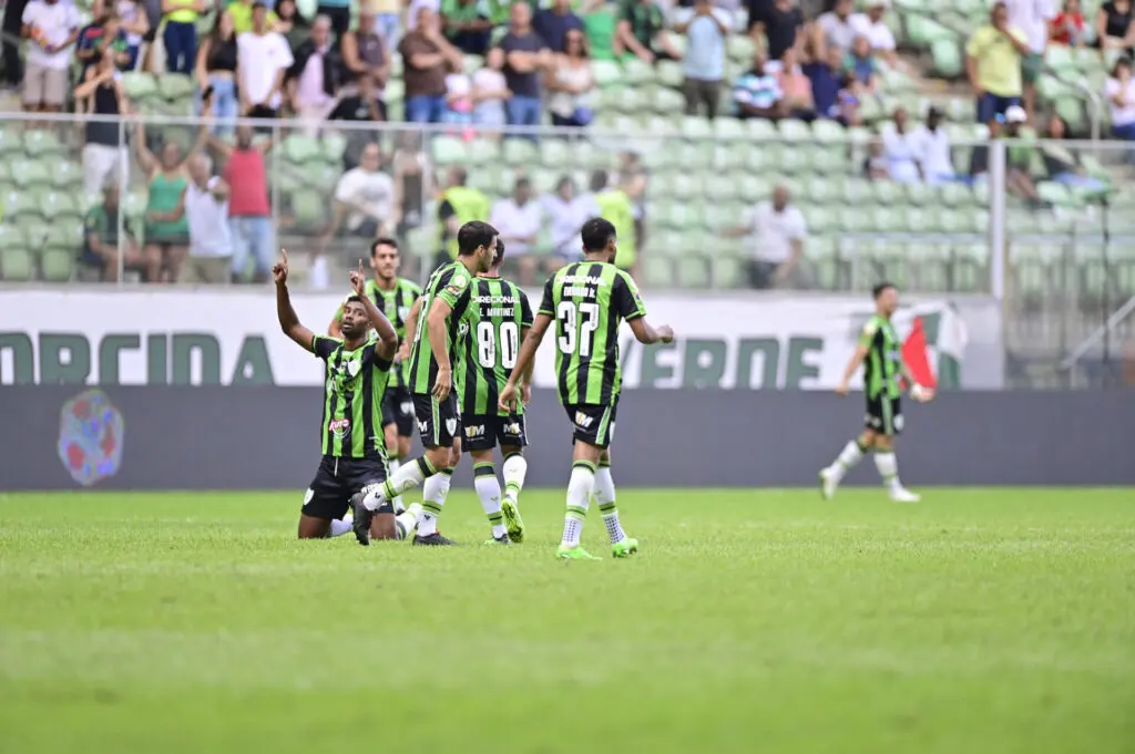 Direcional e América: uma parceria de sucesso no futebol mineiro Jogadores do América comemorando gol